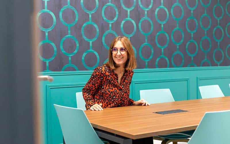 ACDC - sourire Celia Sundesk - Location de salles de réunion