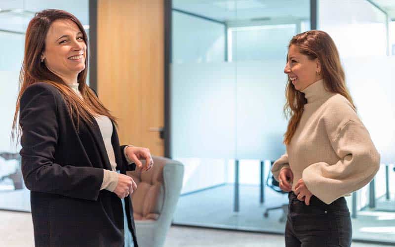 Accueil - Claire discussion Sundesk Biot - Bureaux privés