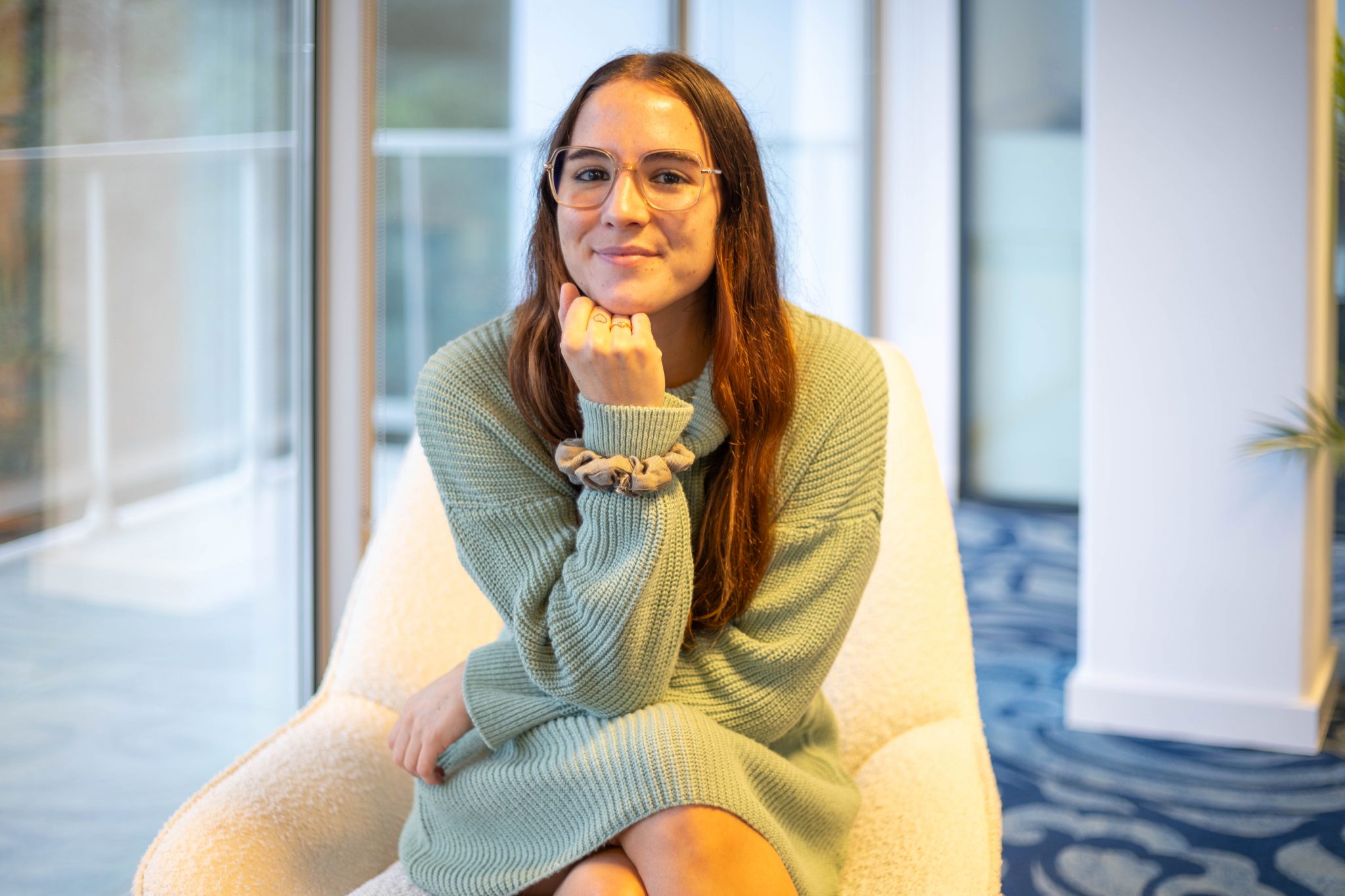 Rencontre avec Eglantine, l’énergie positive des bureaux Atos by Sundesk